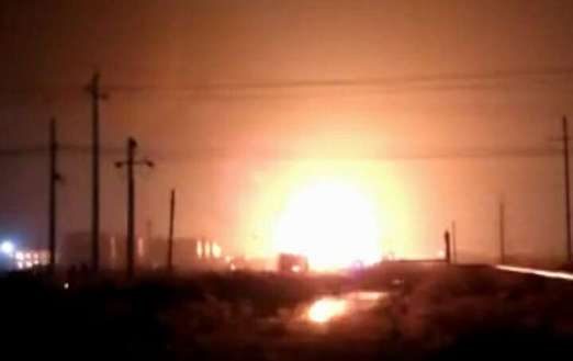 山东一化工厂爆炸 事故现场火光冲天并伴有爆炸声